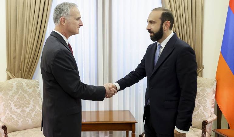 Meeting of Ararat Mirzoyan with Louis Bono