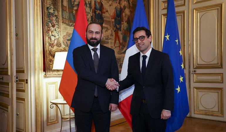 La rencontre des ministres des Affaires étrangères de l'Arménie et de la France à Paris
