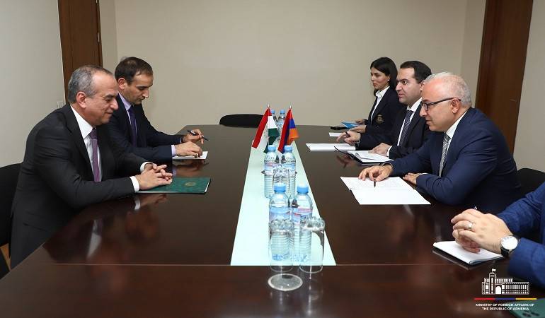 Հայաստանի ԱԳ նախարարի տեղակալ Մնացական Սաֆարյանի հանդիպումը Տաջիկստանի ԱԳ նախարարի տեղակալ Սոդիկ Իմոմիի հետ
