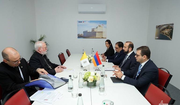 Meeting between Ararat Mirzoyan and Paul Richard Gallagher