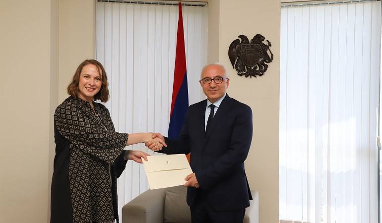 Իռլանդիայի նորանշանակ դեսպանն իր հավատարմագրերի պատճենն է հանձնել ՀՀ ԱԳ նախարարի տեղակալին