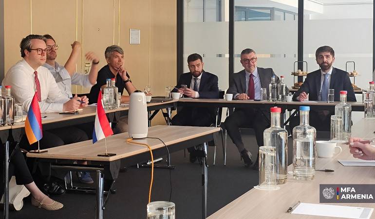 Roundtable discussion on the export of armenian flowers to the european market