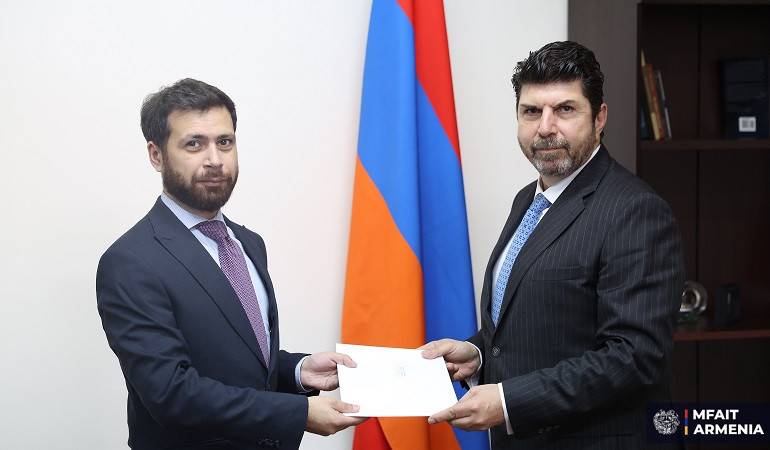 Հունաստանի նորանշանակ դեսպանն իր հավատարմագրերի պատճենն է հանձնել ՀՀ ԱԳՄԱ նախարարի տեղակալին
